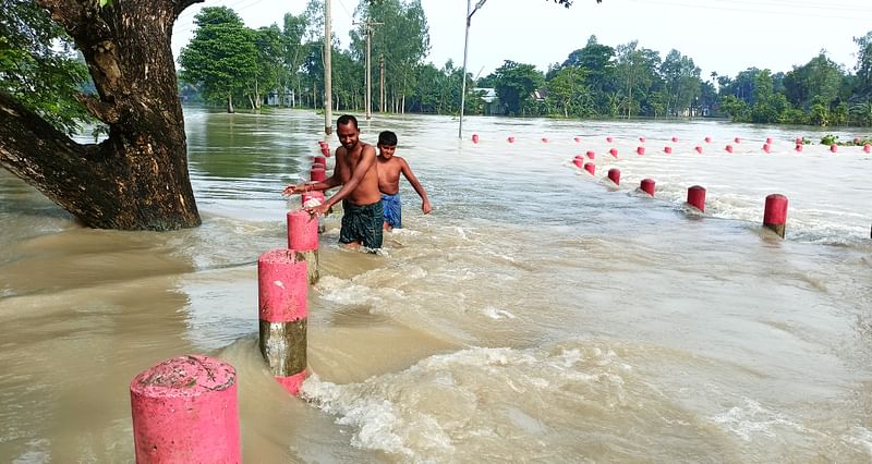 জামালপুরের ইসলামপুর উপজেলার আমতলী-ঢেংগারগড় সড়কে বন্যার পানির তীব্র স্রোত দেখা গেছে। আজ সোমবার সকাল নয়টার দিকে আমতলী এলাকায়